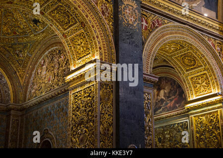 Hohe Mauern und Bögen im Kirchenschiff/innen innerhalb der St John's Co-Cathedral eingerichtet. Valletta, Malta. Einige Bögen führen Kapellen zu Seite. (91) Stockfoto