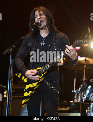 MIAMI, FL - 17. APRIL: Michael Sweet von Stryper tritt am 17. April 2015 im Magic City Casino in Miami, Florida auf Stockfoto