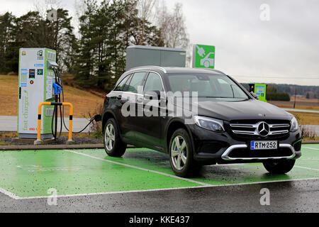 Salo, Finnland - 18. November 2017: Neue, schwarze Mercedes-benz gle Hybrid-SUV Gebühren batterie Elektrofahrzeug Ladestation in Süden Finnlands. Stockfoto