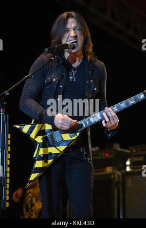 MIAMI, FL - 17. APRIL: Michael Sweet von Stryper tritt am 17. April 2015 im Magic City Casino in Miami, Florida auf Stockfoto