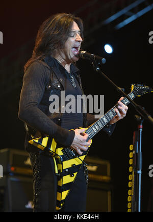 MIAMI, FL - 17. APRIL: Michael Sweet von Stryper tritt am 17. April 2015 im Magic City Casino in Miami, Florida auf Stockfoto