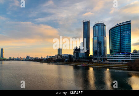 Jekaterinburg, Russland - 11 November, 2017: Blick auf das Geschäftsviertel Yekaterinburg-City auf den Sonnenuntergang. Mit Gebäuden der regionalen Regierung und Parliam Stockfoto