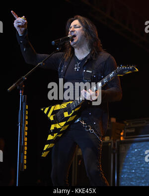 MIAMI, FL - 17. APRIL: Michael Sweet von Stryper tritt am 17. April 2015 im Magic City Casino in Miami, Florida auf Stockfoto