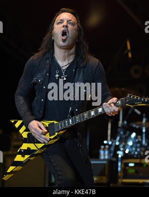 MIAMI, FL - 17. APRIL: Michael Sweet von Stryper tritt am 17. April 2015 im Magic City Casino in Miami, Florida auf Stockfoto