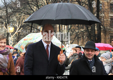 HELSINKI, FINNLAND - 30. DEZEMBER 2017: Prinz Wilhelm begrüßt in Begleitung des Bürgermeisters von Helsinki Jan Vapaavuori die Menschen im Esplanadi Park während seiner V Stockfoto