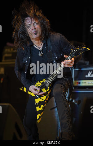 MIAMI, FL - 17. APRIL: Michael Sweet von Stryper tritt am 17. April 2015 im Magic City Casino in Miami, Florida auf Stockfoto