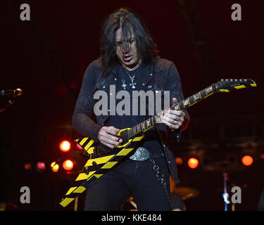 MIAMI, FL - 17. APRIL: Michael Sweet von Stryper tritt am 17. April 2015 im Magic City Casino in Miami, Florida auf Stockfoto