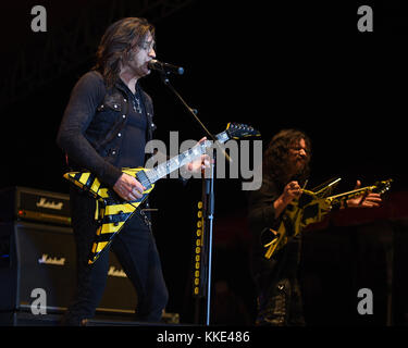 MIAMI, FL - 17. APRIL: Michael Sweet von Stryper tritt am 17. April 2015 im Magic City Casino in Miami, Florida auf Stockfoto