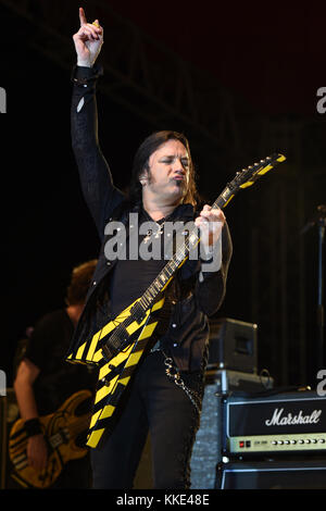 MIAMI, FL - 17. APRIL: Michael Sweet von Stryper tritt am 17. April 2015 im Magic City Casino in Miami, Florida auf Stockfoto