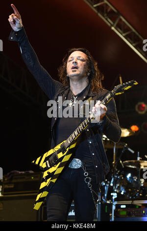 MIAMI, FL - 17. APRIL: Michael Sweet von Stryper tritt am 17. April 2015 im Magic City Casino in Miami, Florida auf Stockfoto