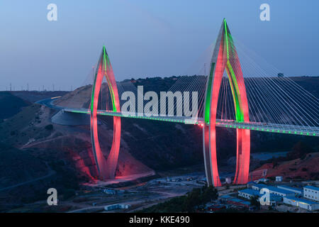 Mohammed VI. Brücke in Rabat Marokko bei Nacht Stockfoto