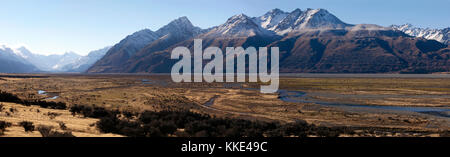 Parorama der Tasman River durch die weiten flachen Tasman Valley in den südlichen Alpen, Südinsel, Neuseeland fließende Stockfoto