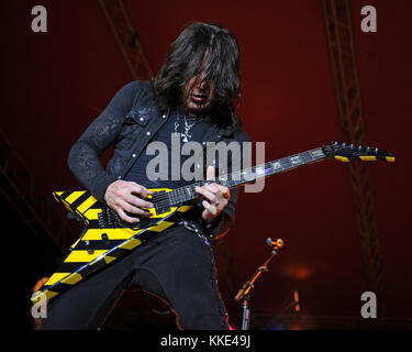 MIAMI, FL - 17. APRIL: Michael Sweet von Stryper tritt am 17. April 2015 im Magic City Casino in Miami, Florida auf Stockfoto