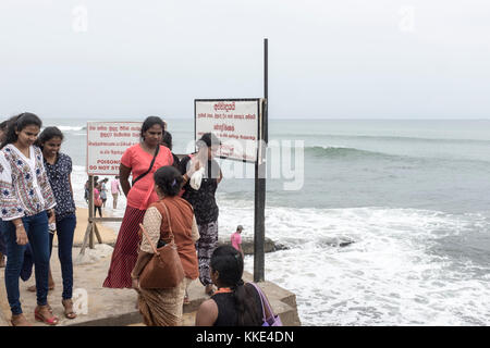 Frauen, Blick auf das Meer bei Galle Face Green in Colombo, Sri Lanka. Stockfoto