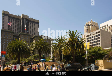 SAN FRANCISCO, USA - 12.August 2013: Union Square in Downtown San Francisco, Blick auf das Westin St. Francis Hotel im Hintergrund und die Dewey Monumen Stockfoto