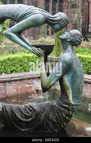 "Das Wasser des Lebens' Skulptur von Stephen Broadbent, Kreuzgang Garth, Kathedrale von Chester, Großbritannien Stockfoto