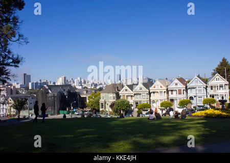 San Francisco, USA - 13 Aug 2013: Alamo Square und der Painted Ladies viktorianischen Häuser in San Francisco, mit Sicht auf die City Skyline im Hintergrund Stockfoto