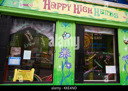 SAN FRANCISCO, USA - 12.August 2013: Happy hohe Kräuter shop in San Francisco, in der hippen Stadtteil Haight Ashbury Street in San Francisco, Fenster deta Stockfoto