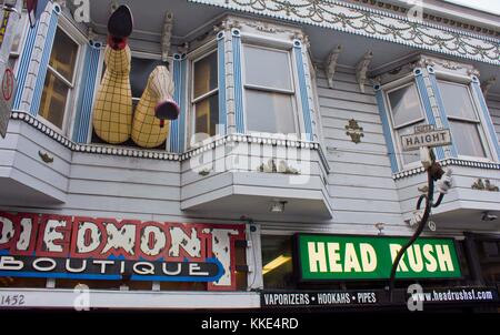 SAN FRANCISCO, USA - 12. AUGUST 203: Große Beine mit Netzstrümpfe aus Fenster auf der Haight Street in San Francisco Stockfoto