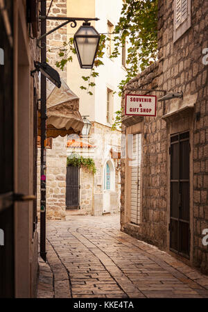 Budva, Montenegro - 26. September 2017. Straße im historischen Teil der Altstadt von Budva (Stari Grad). Stockfoto