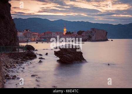 Die Altstadt von Budva - Stari Grad - im frühen Morgenlicht. Montenegro. Stockfoto