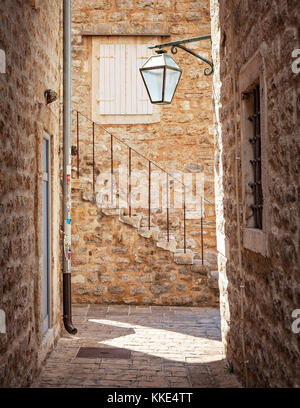 Gasse Gasse in der Altstadt von Budva, Montenegro. Stockfoto