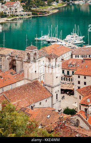 Luftaufnahme von Kotor - Stari Grad - und den Hafen. Stockfoto