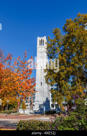 Raleigh, NC, USA - 24. November: Denkmal Glockenturm am 24. November 2017 an der North Carolina State University in Raleigh, North Carolina. Stockfoto