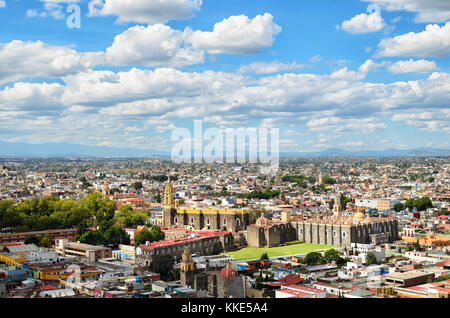 Luftbild der Innenstadt von cholula Stadt unter bewölktem Himmel Stockfoto