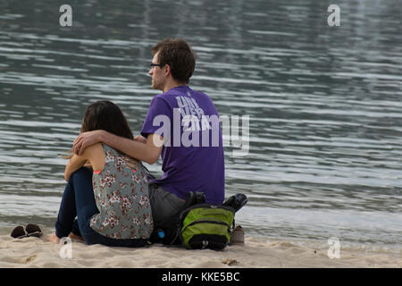 Paar in der Liebe kuscheln am Strand Stockfoto