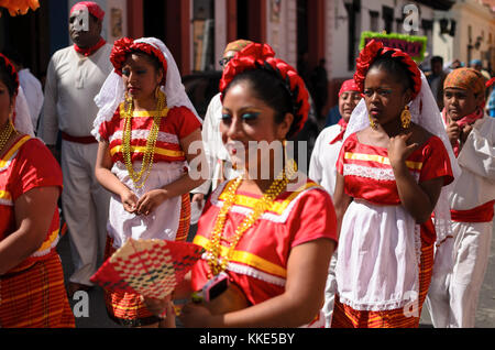 Mexikanische Frauen in traditioneller Kleidung auf lokalen Parade entlang der Straßen in der Innenstadt von Stockfoto