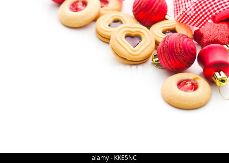 Weihnachten Dekoration und Gelee Cookies auf weißem Hintergrund. Stockfoto
