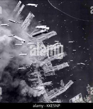 KOBE BOMBARDIERT. Brandstifter von USAAF B-29-Bombern fielen am 17. März 1945 auf Japans sechstgrößte Stadt. Stockfoto