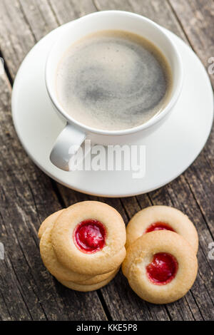 Sweet jelly Cookies und Kaffee Tasse auf den Tisch. Stockfoto