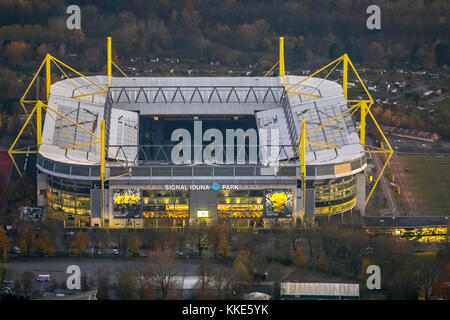 SignalIdunaPark, BVB-Stadion, Westfalenstadion bei Dämmerung, Nachtaufnahme, Beleuchtung, Dortmund, Ruhrgebiet, Nordrhein-Westfalen, Deutschland, Dortmund, Ruhr sind Stockfoto