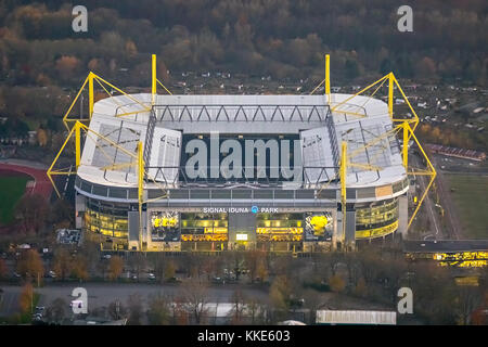 SignalIdunaPark, BVB-Stadion, Westfalenstadion bei Dämmerung, Nachtaufnahme, Beleuchtung, Dortmund, Ruhrgebiet, Nordrhein-Westfalen, Deutschland, Dortmund, Ruhr sind Stockfoto