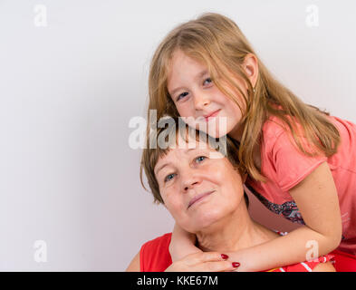 Großmutter und Enkelin umarmen und Lachen Stockfoto