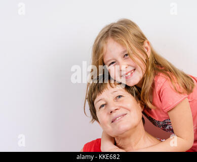 Großmutter und Enkelin umarmen und Lachen Stockfoto