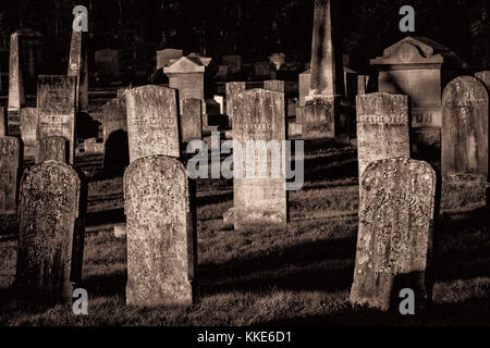 Alte Grabsteine stehen zusammen in einem historischen New England Friedhof. Stockfoto