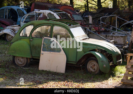 Citroen 2cv Autos in der Garage, Hof, Cazalz, Frankreich Stockfoto