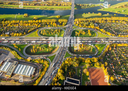 Autobahnkreuz Kleeblatt, A40 und A59 zur Rushhour, Staus auf der A40 bei Duisburg, Schottergarten, Schotterverein KGV Neuland, Kleinga Stockfoto