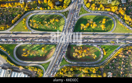 Autobahnkreuz Kleeblatt, A40 und A59 zur Rushhour, Staus auf der A40 bei Duisburg, Schottergarten, Schotterverein KGV Neuland, Kleinga Stockfoto