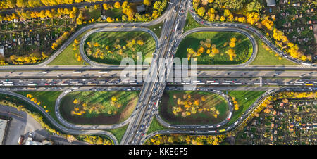 Autobahnkreuz Kleeblatt, A40 und A59 zur Rushhour, Staus auf der A40 bei Duisburg, Schottergarten, Schotterverein KGV Neuland, Kleinga Stockfoto