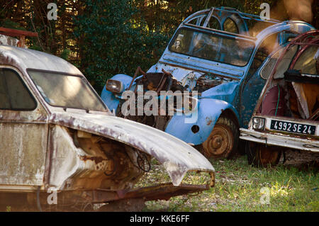 Citroen 2cv Autos in der Garage, Hof, Cazalz, Frankreich Stockfoto