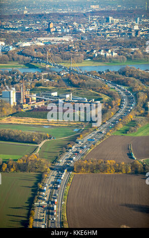 A40 Rheinbrücke Neuenkamp bei Duisburg, Autobahn A40, Ruhrschnellweg, Duisburg, Ruhrgebiet, Nordrhein-Westfalen, Deutschland, Duisburg, Ruhrgebiet, Nor Stockfoto