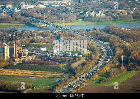 A40 Rheinbrücke Neuenkamp bei Duisburg, Autobahn A40, Ruhrschnellweg, Duisburg, Ruhrgebiet, Nordrhein-Westfalen, Deutschland, Duisburg, Ruhrgebiet, Nor Stockfoto