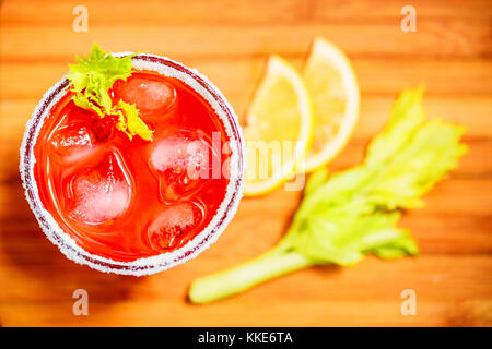 Bloody Mary alkoholisches Getränk mit Zitrone und Sellerie Stockfoto