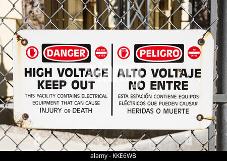 Gefahr Hochspannung halten sich auf einem Maschendrahtzaun um elektrische Anlagen Stockfoto