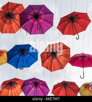 Öffnen Regenschirme hängen von Kabeln über dem Einkaufszentrum der Southgate Bereich der Stadt Bath. Stockfoto