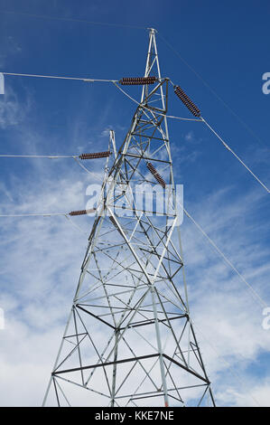 Metall Elektrische high power line Tower mit Himmel Hintergrund Stockfoto